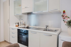 Een koelkast, een magnetron, een oven, een broodrooster