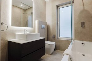 Sèche-cheveux, serviettes fournies