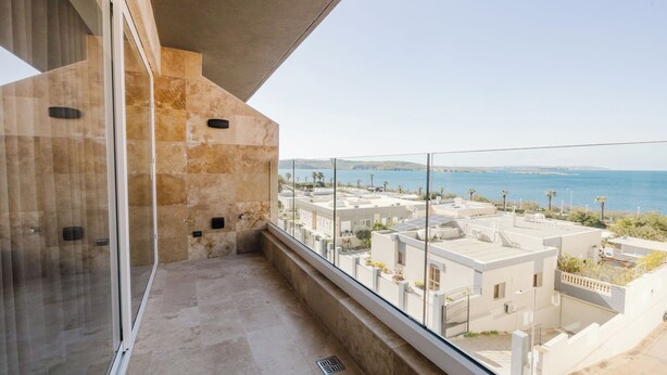 Ein Balkon mit Blick auf eine Wohngegend an der Küste.