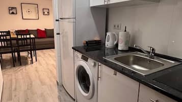 Frigorífic, microones, placa de cuina i cafetera i tetera