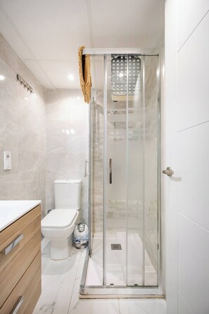 تجهيزات دش، مجففات شعر، مناشف، صابون