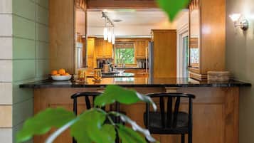 Réfrigérateur, four à micro-ondes, un four, lave-vaisselle