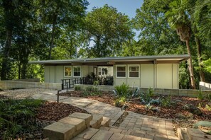 Exterior - TreeTops | Architectural Gem • Hot Tub • 2 Kitchns (Gainesville)