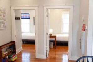 3 bedrooms, iron/ironing board, travel crib, WiFi - Rose Hill Cottage Lake Views & Mansion Grounds (Geneva)