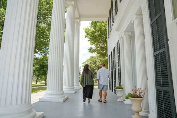 Property grounds - Rose Hill Cottage Lake Views & Mansion Grounds (Geneva)