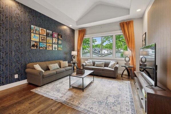 TV - Perfect for Groups! Mins to Broadway & East Nash! (Nashville)