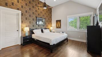 4 bedrooms, iron/ironing board, WiFi, bed sheets