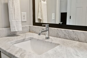 Douche, sèche-cheveux, serviettes fournies