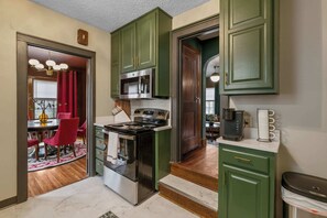 Fridge, microwave, oven, stovetop - Bilbos Cottage 3 bed 2 and a half bath home in College Hill (Wichita)