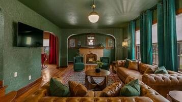 Een televisie, een open haard en een kantoor