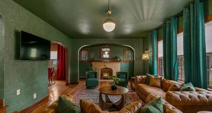 Bilbos Cottage 3 bed 2 and a half bath home in College Hill