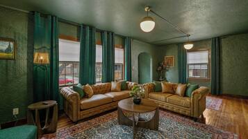 Een televisie, een open haard en een kantoor