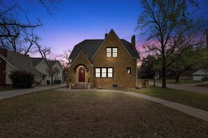 Exterior - Bilbos Cottage 3 bed 2 and a half bath home in College Hill (Wichita)