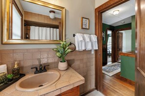 Douche, séchoir à cheveux, serviettes fournies