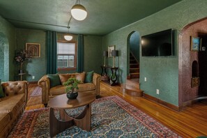 TV, fireplace, offices - Bilbos Cottage 3 bed 2 and a half bath home in College Hill (Wichita)