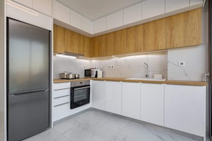 Geladeira, micro-ondas, fogão, cooktop