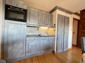 Fridge, microwave, dishwasher, coffee/tea maker - Savoyard apartment 6 people, terrace, wifi (Notre-Dame-de-Bellecombe)