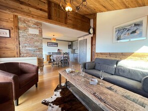 TV, fireplace - Savoyard apartment 6 people, terrace, wifi (Notre-Dame-de-Bellecombe)