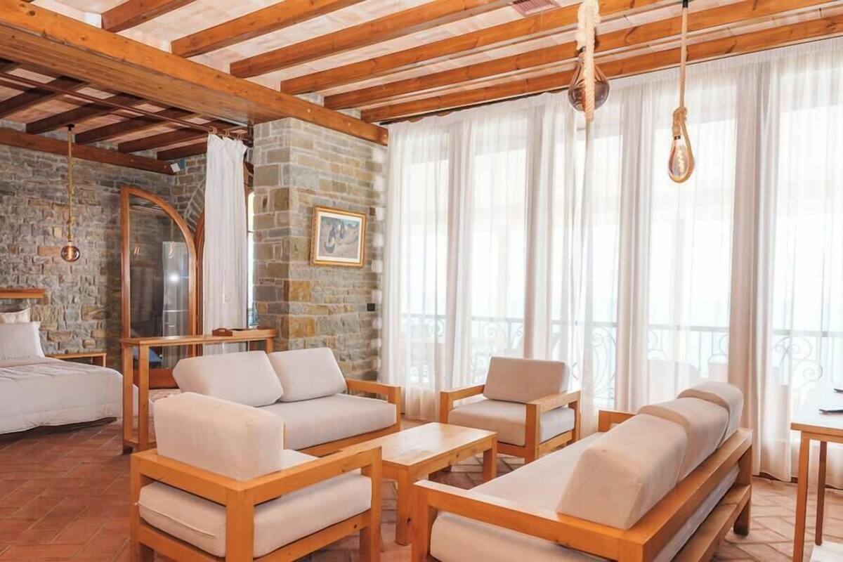 Una habitación acogedora con pared de piedra, muebles de madera y una cama.