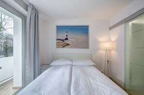 Estudi Comfort, balcó | Planxa i posts de planxar i wifi gratuïta 