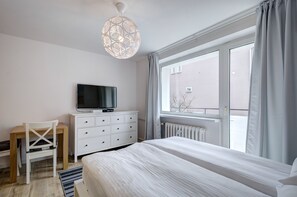 Estudi Comfort, balcó | Planxa i posts de planxar i wifi gratuïta 