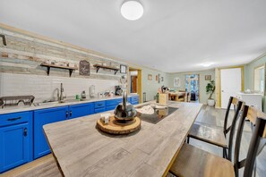Fridge, microwave, coffee/tea maker, toaster - Family Oasis, Free Attraction Tickets, WIFI!!! (Pigeon Forge)