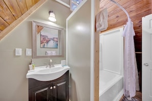 Hair dryer - Cozy Haven - Hot Tub, WIFI, Mtn Views, FREE Attraction tickets each paid day!!! (Pigeon Forge)