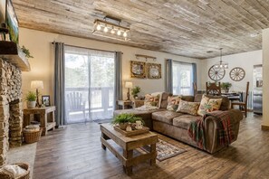 Smart TV, fireplace, video games - Arcadian Pass, “Cozy Cabin Retreat in the Smokies – Comfort & Fun for All” (Sevierville)