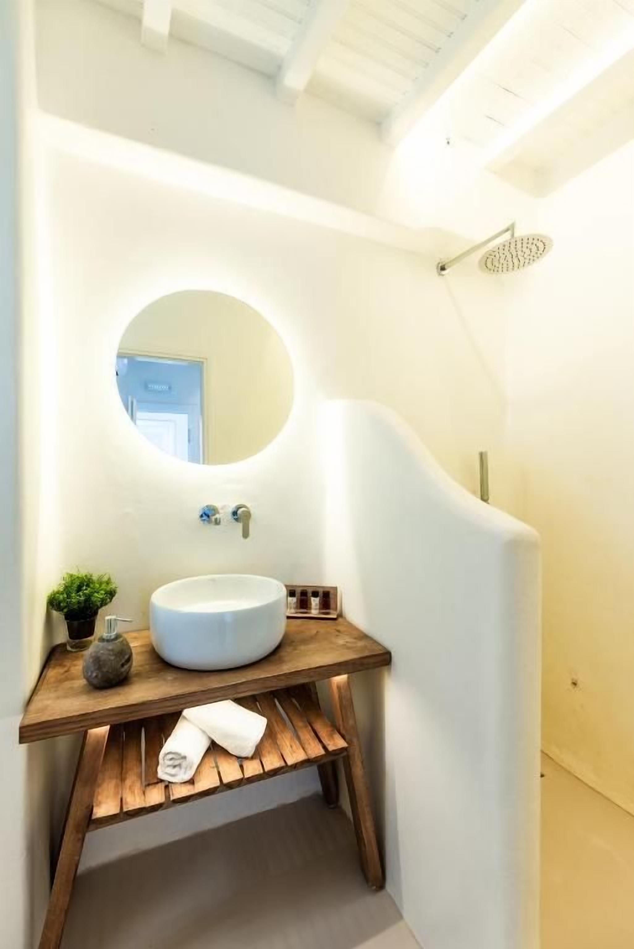 Een douche, een haardroger, handdoeken, shampoo