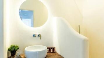 Een douche, een haardroger, handdoeken, shampoo