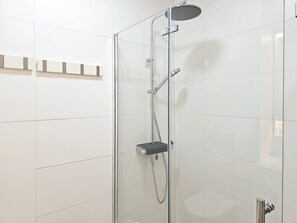 Douche, séchoir à cheveux, serviettes fournies