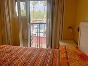 1 sovrum, strykjärn/strykbräda och sängkläder