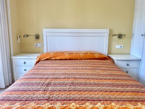 1 quarto, ferros/tábuas de passar roupa, roupa de cama