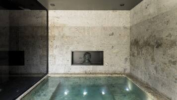 Een sauna, een bubbelbad, een stoombad, lichaamsbehandelingen