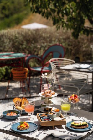 每日供應全套早餐 (每人 EUR35)