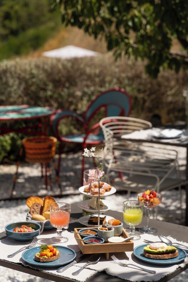 Daily full breakfast (EUR 35 per person)