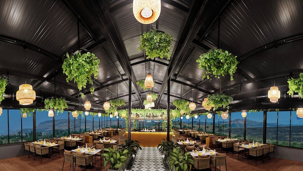 Een restaurant met een hoge plafond, hangende planten en een centraal gelegen bar. Tafels staan rondom de bar, en de vloer heeft een geometrisch patroon.
