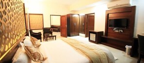 Escritorio, tabla de planchar con plancha y wifi gratis 