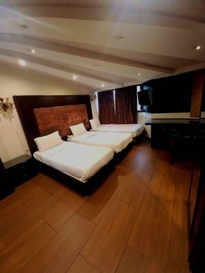 Standard Triple Room, City View | Desk, iron/ironing board, free WiFi - Villa Queens (Beirut)