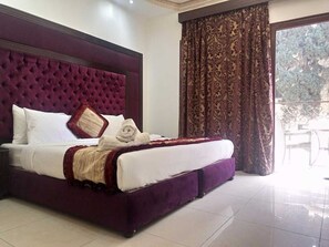 Desk, iron/ironing board, free WiFi - Villa Queens  (Beirut)