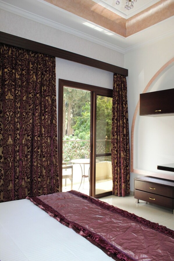 Standard Double Room, Balcony, City View | Desk, iron/ironing board, free WiFi - Villa Queens  (Beirut)