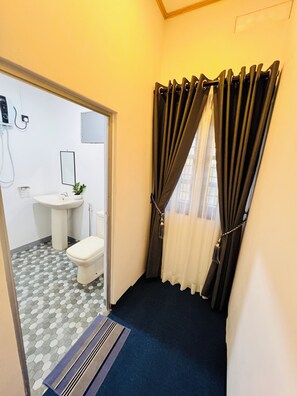 Habitación doble, vista al jardín | Baño | Amenidades de baño gratuitas, secadora de cabello, toallas, jabón 