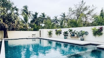 Outdoor pool, pool loungers