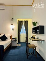 Quarto casal, vista para o jardim | Quartos à prova de som, ferros/tábuas de passar roupa, Wi-Fi de cortesia