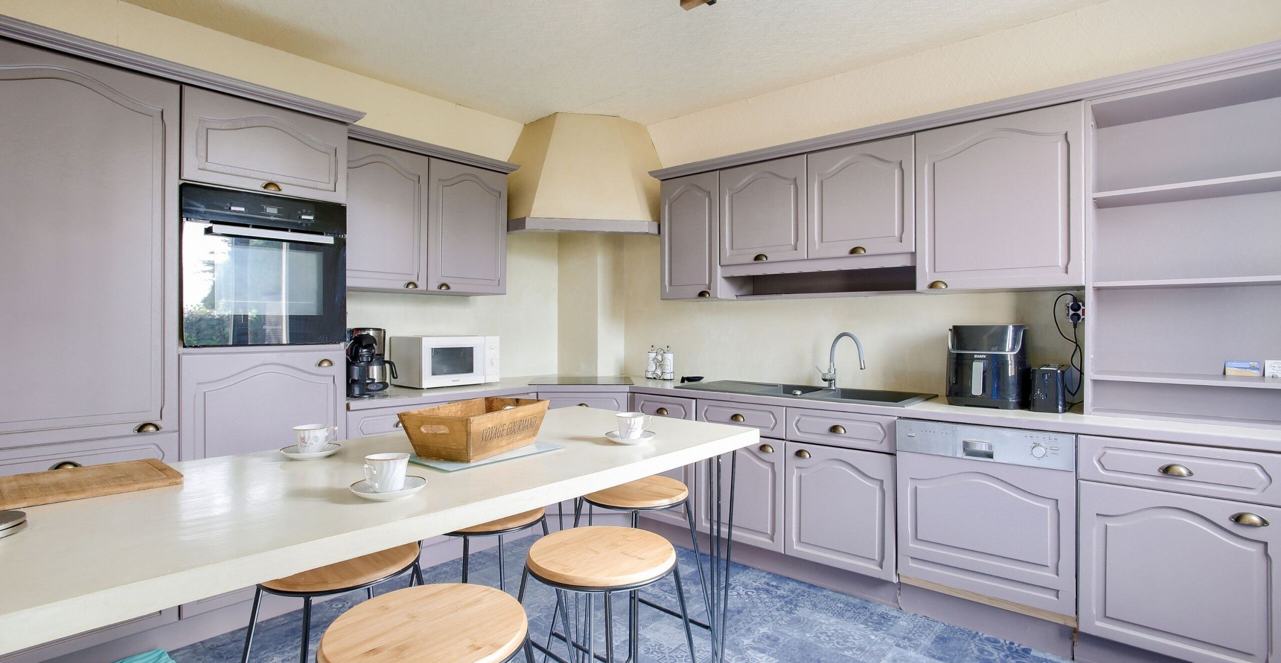 Een koelkast, een magnetron, een oven, een vaatwasser