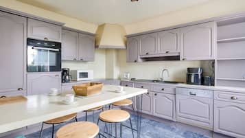 Een koelkast, een microgolfoven, een oven, een vaatwasser