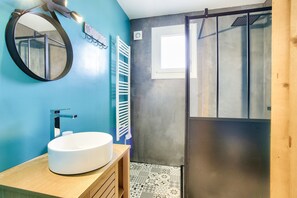 Shower, hair dryer - House for 8 - heated pool - 800m from the beach (Erquy)
