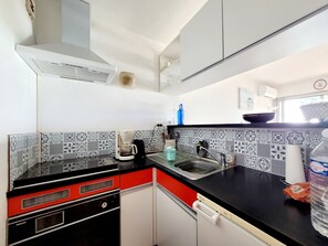 Jääkaappi, mikroaaltouuni, uuni, liesi