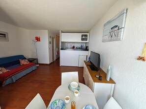 TV - Beautiful studio cabin with parking and air conditioning, ideal for 4 people (Canet-en-Roussillon)