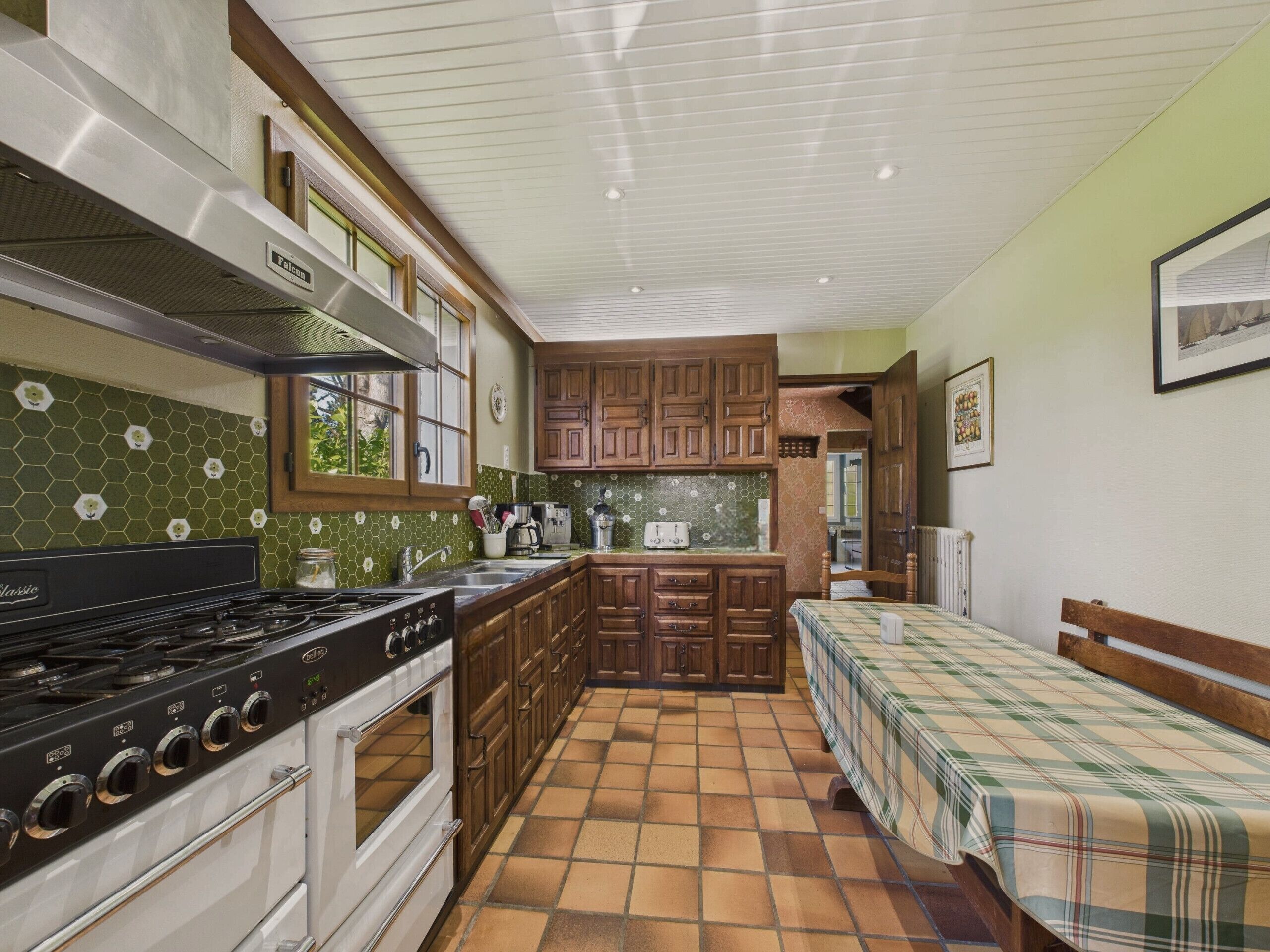 Een koelkast, een magnetron, een oven, een vaatwasser